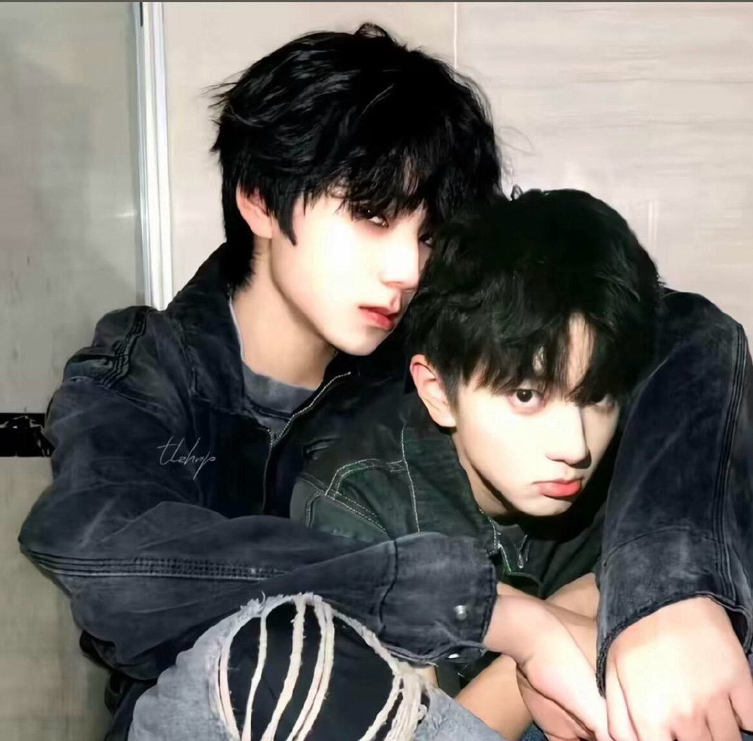 猜你想看橹穆 同框合集，从街头随性自拍到光影氛围感大片，每一帧都甜到心坎里，越磕