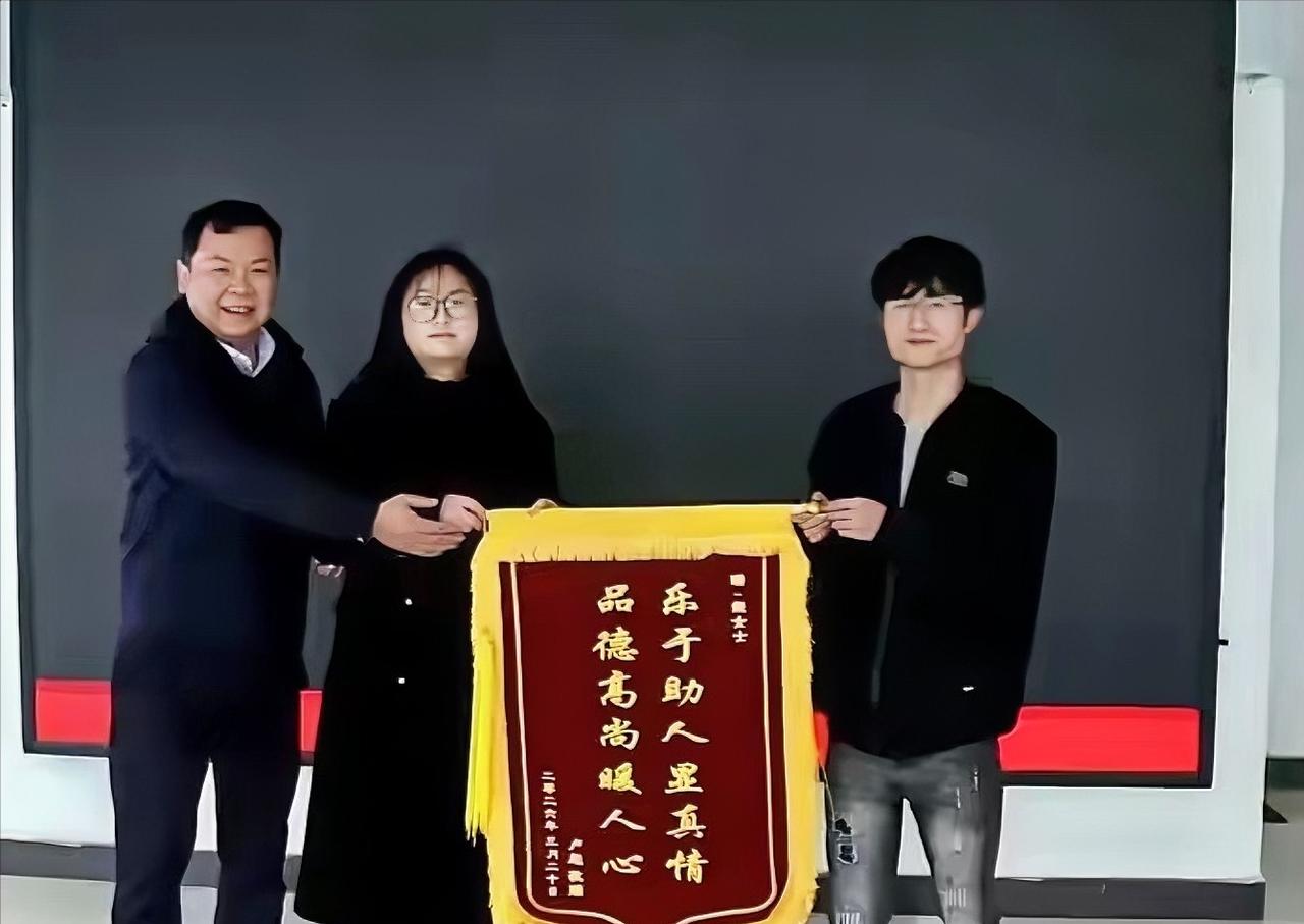 湖南一名网约车司机在接单途中突发疾病，急忙向坐在后座的女乘客求助。女乘客没有丝毫