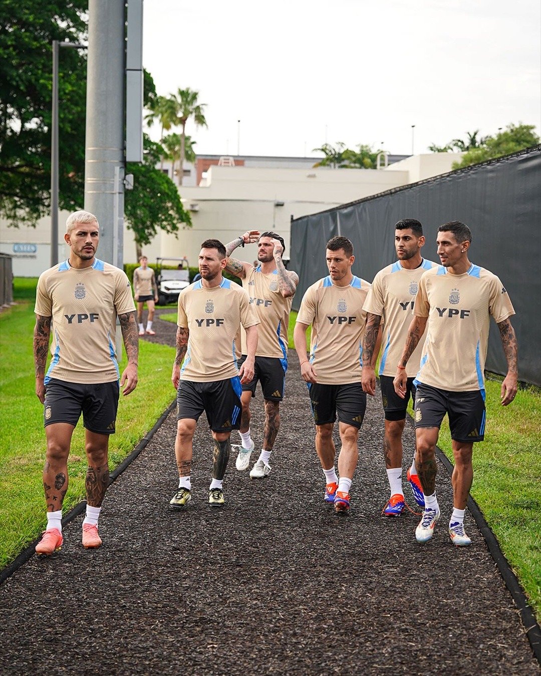 迪马利亚ins晒图：我的朋友❤️#梅西[超话]##2024美洲杯# ​​​