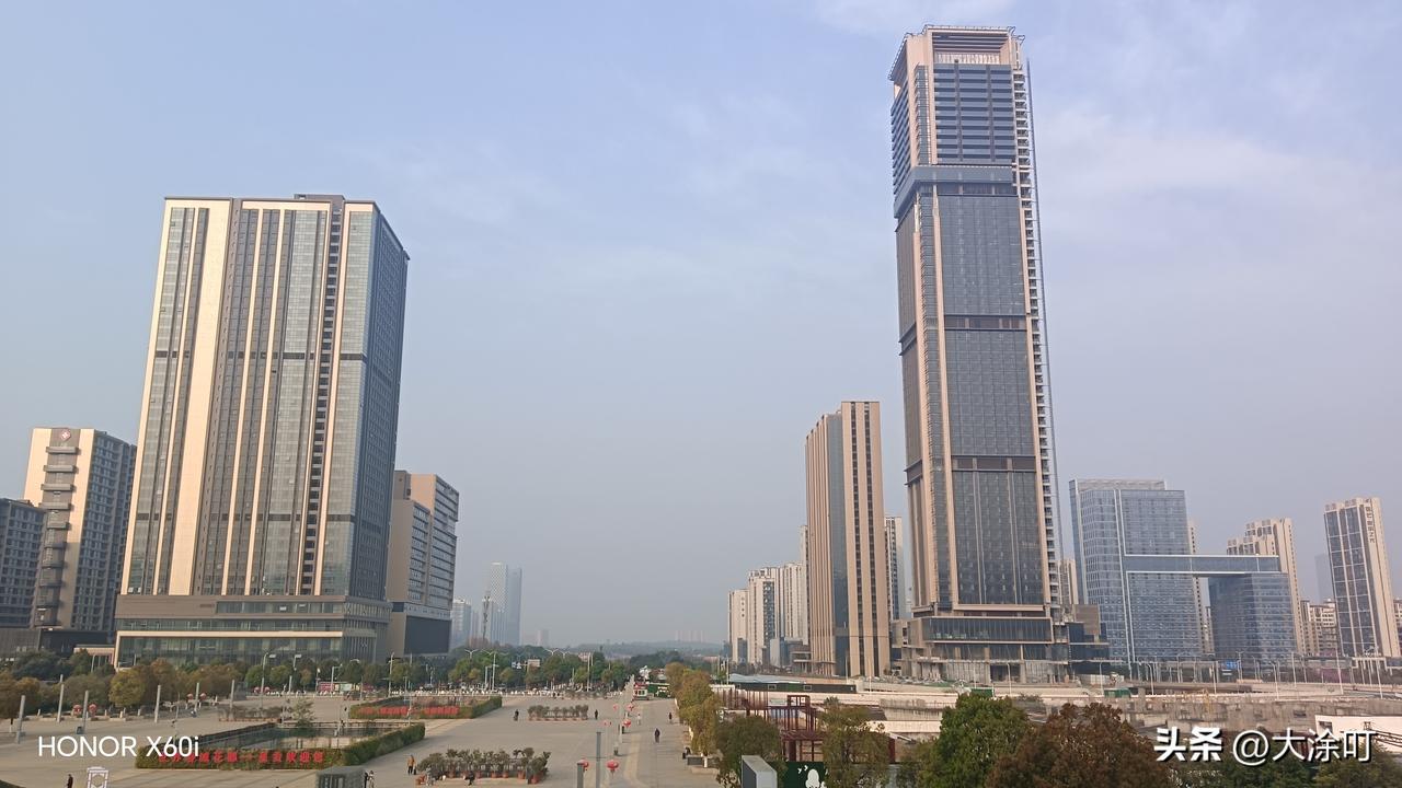 点赞昆明南站前写字楼喜提封顶！

经过几年见证，昆明南站前写字楼终于封顶了，遗憾