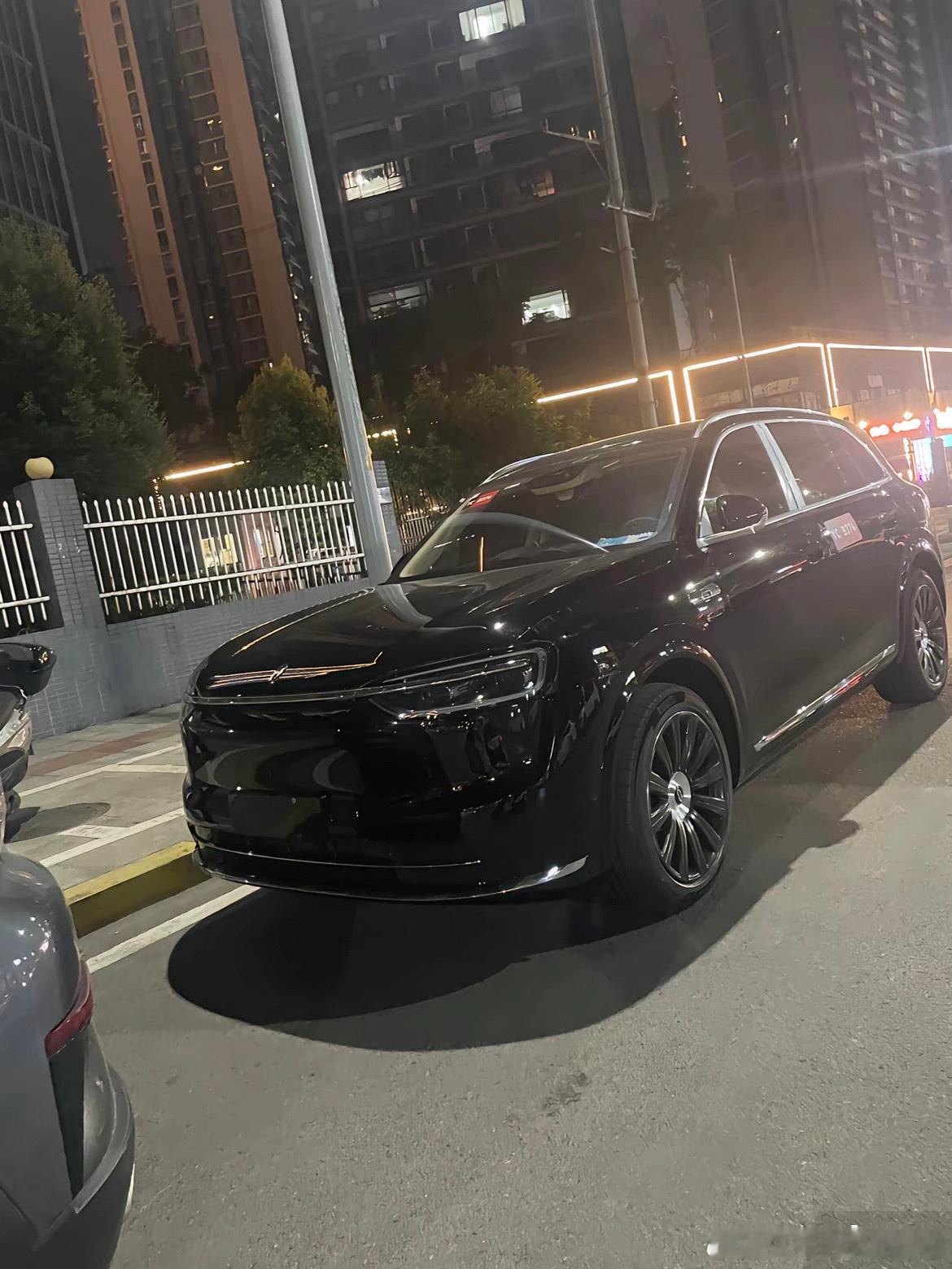 几张新款M7的实拍图，黑色比较经典，颜值不低。昨天不少老车主开始想用非智驾老车主