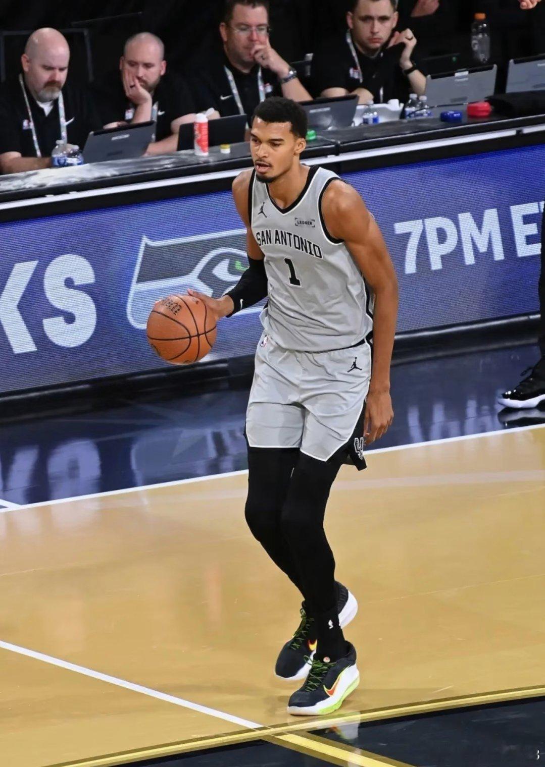 文班不打的比赛，马刺也是很给力的，能赢湖人和掘金，卡斯尔、瓦塞尔和哈珀能够保住下