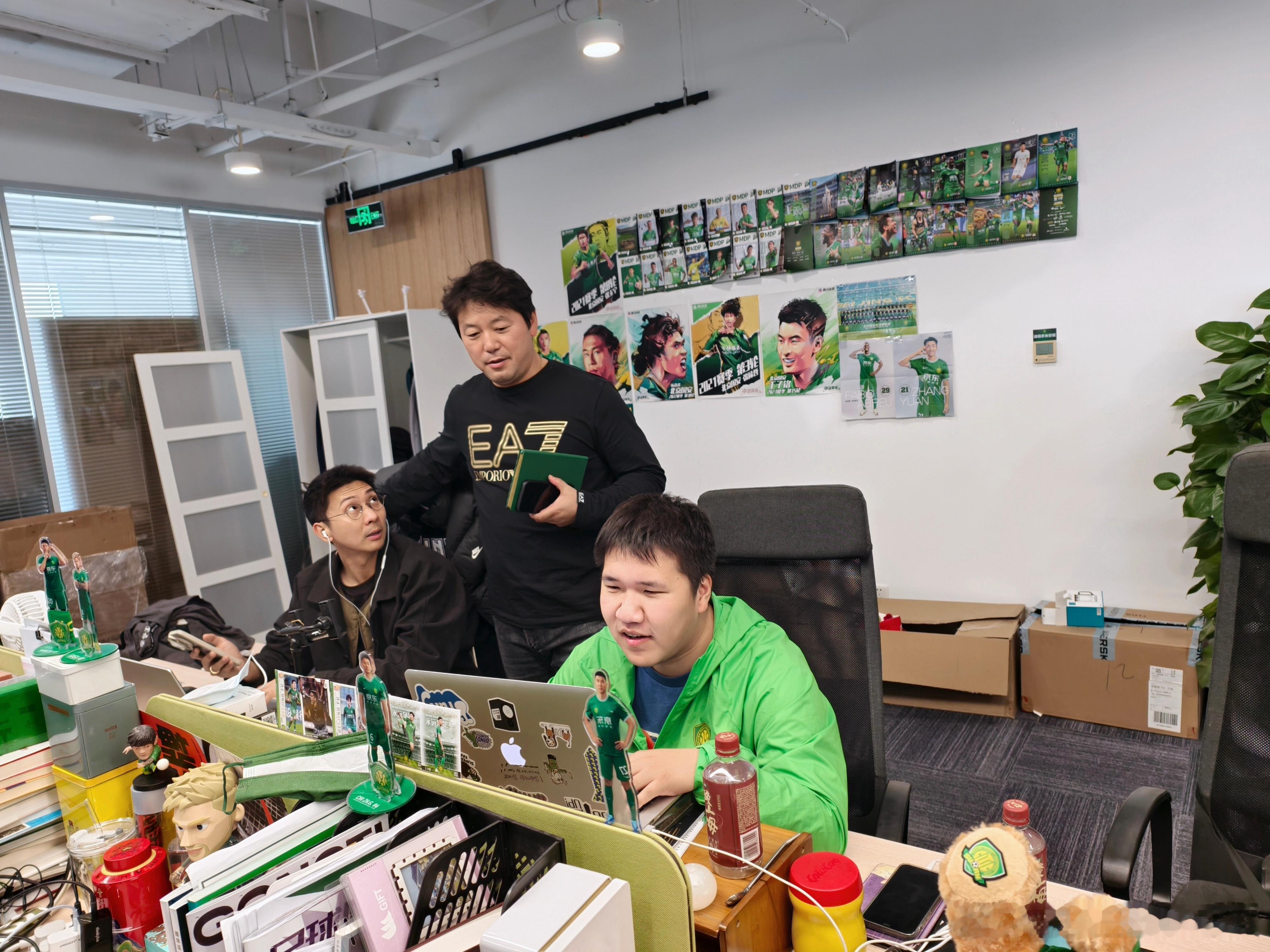 新教练组开始冬训工作，昨天一线队教练组队医和工作人员与助理教练拉米罗开了3个多小