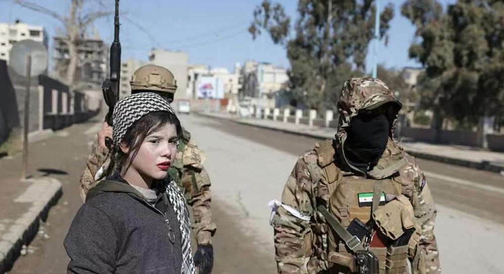 朱拉尼的叙利亚新军队穿插包围，竟然抓住了一名不到15岁的库尔德女性狙击手！这名不