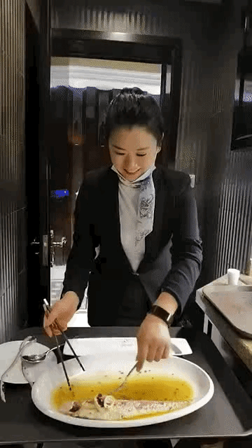 1：服务员小姐姐，本来就是普通的鱼，被你这样一弄，觉得自己瞬间吃不起了。
2：挖