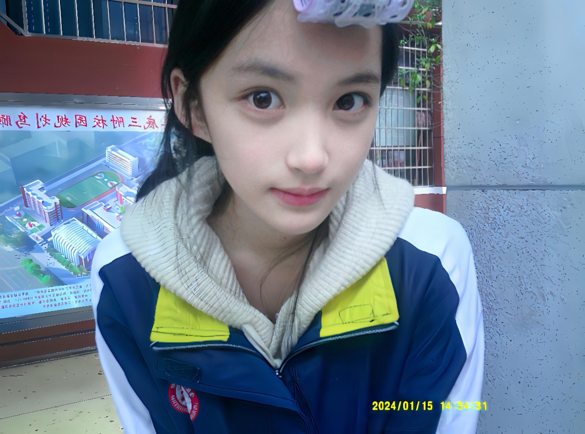 青春的眼泪总埋藏着少女心事的苦涩 是胆小的 我习惯了以文字描摹关于你的...