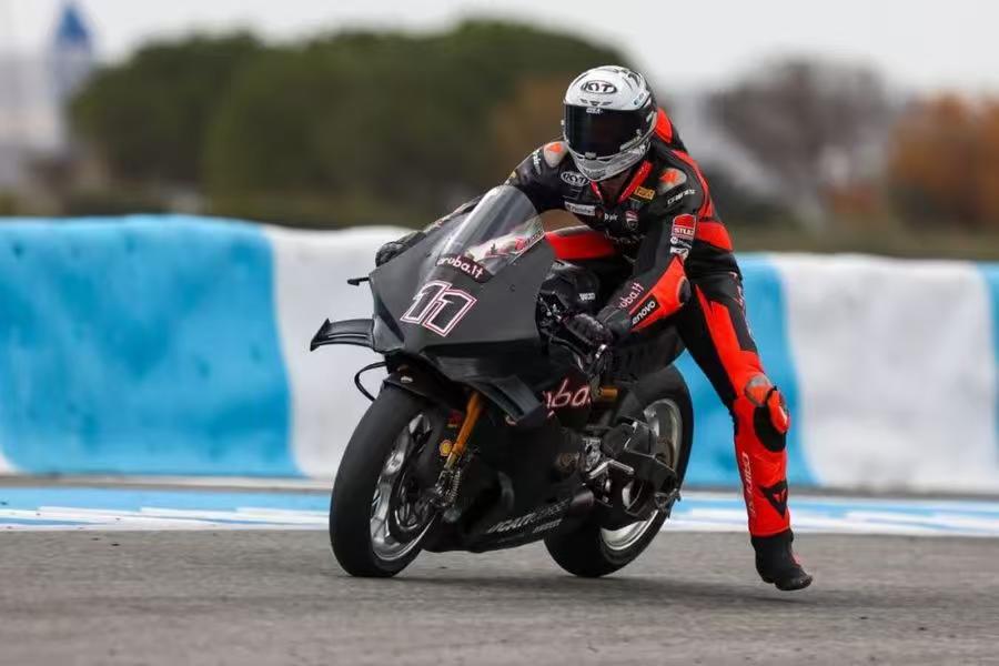 2026 WSBK 法国站，杜卡迪厂队的队内对抗真的看点拉满，Bulega 对上