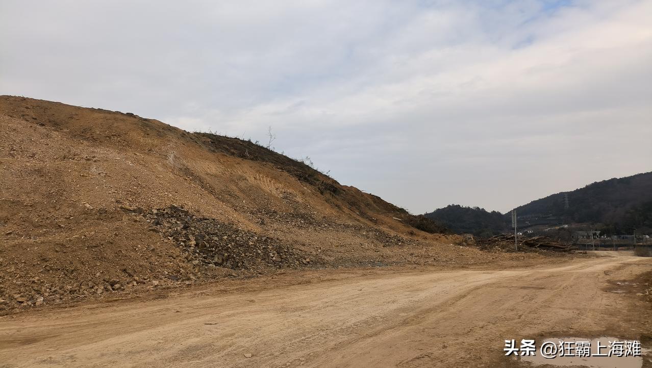 甬舟高铁北仑小港线路附近，山头都快被挖光了！
不知道挖出来后规划的是什么用地呢？