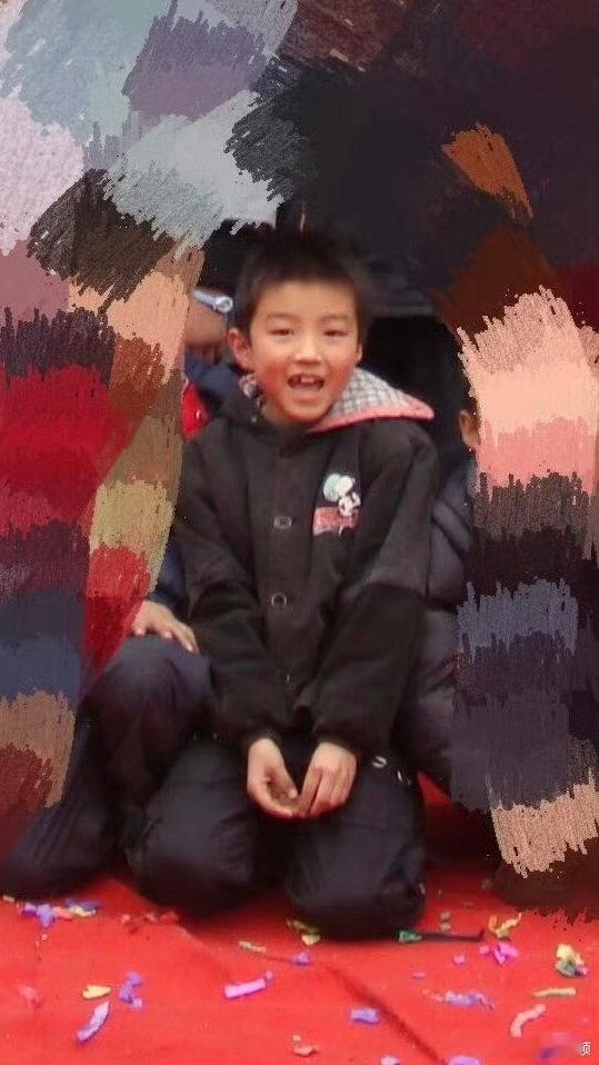 王俊凯都未必有这两张照片 王俊凯幼年体太可爱了网友真的什么都能找到，王俊凯都未必