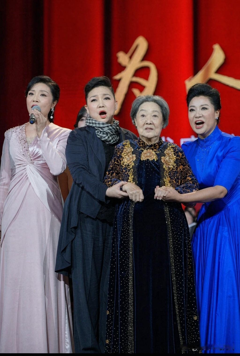 2024年，广州中山纪念堂，郭兰英从艺90周年音乐会现场。郭兰英与王丽达、吴碧霞