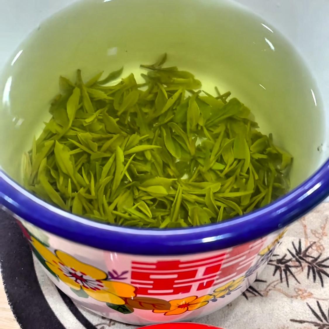是讲究还是将就，北京老一辈人爱用大瓷缸喝茉莉花茶。

50年代的大把搪瓷缸，可不