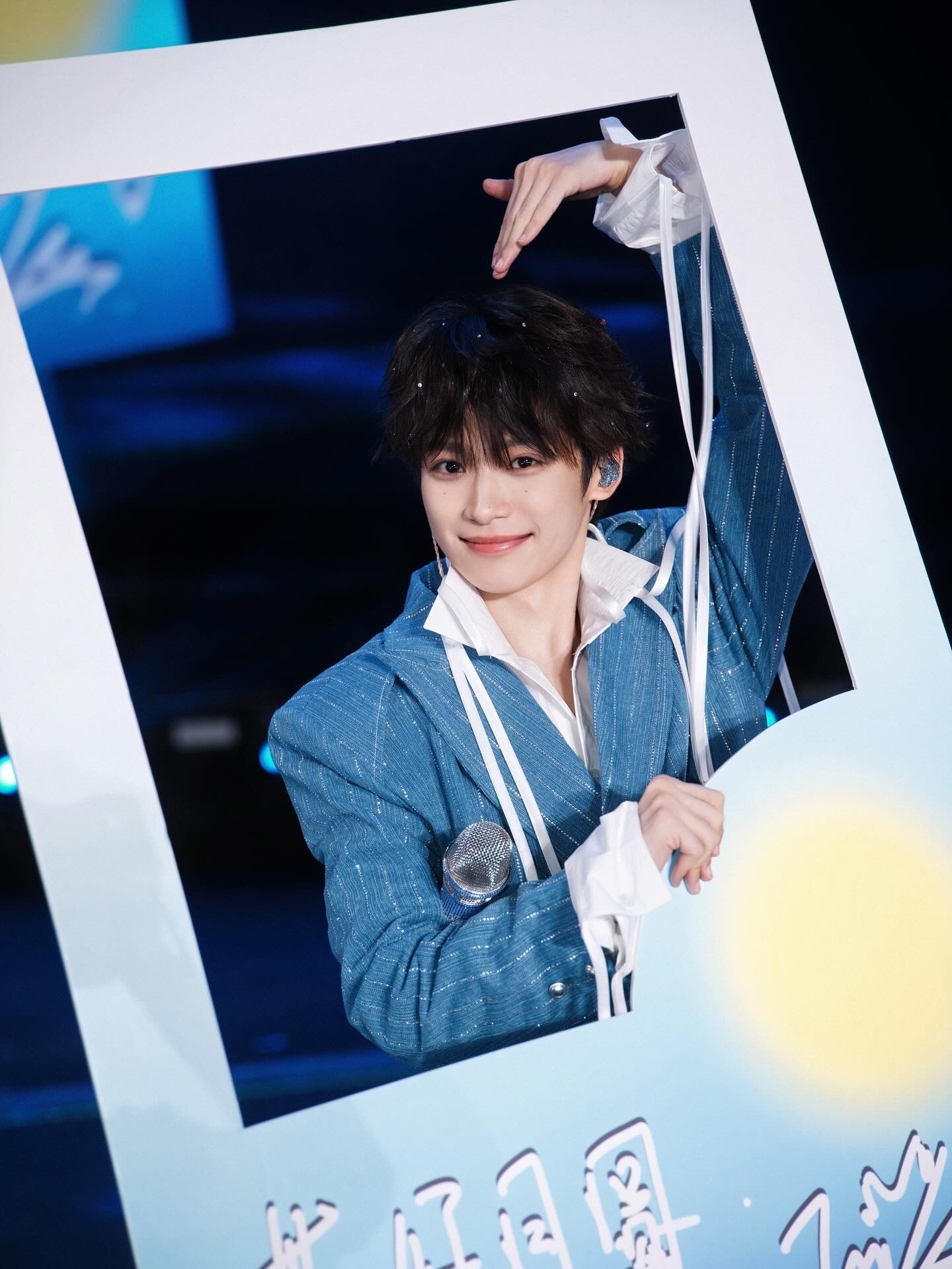 瑞鹤娱乐ins更新📸Let me hear you！是音乐节打卡框的四宫格，小