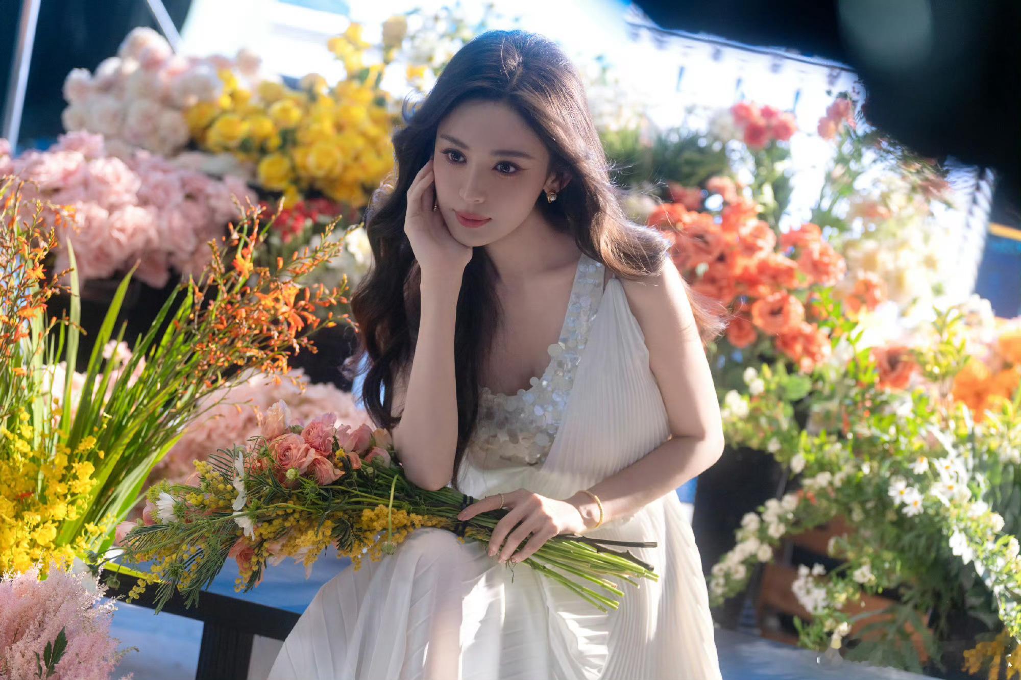 娜扎花市里找春天娜扎发了两波美照 连风都偏爱娜扎！花市中的她轻盈灵动，两波美照各