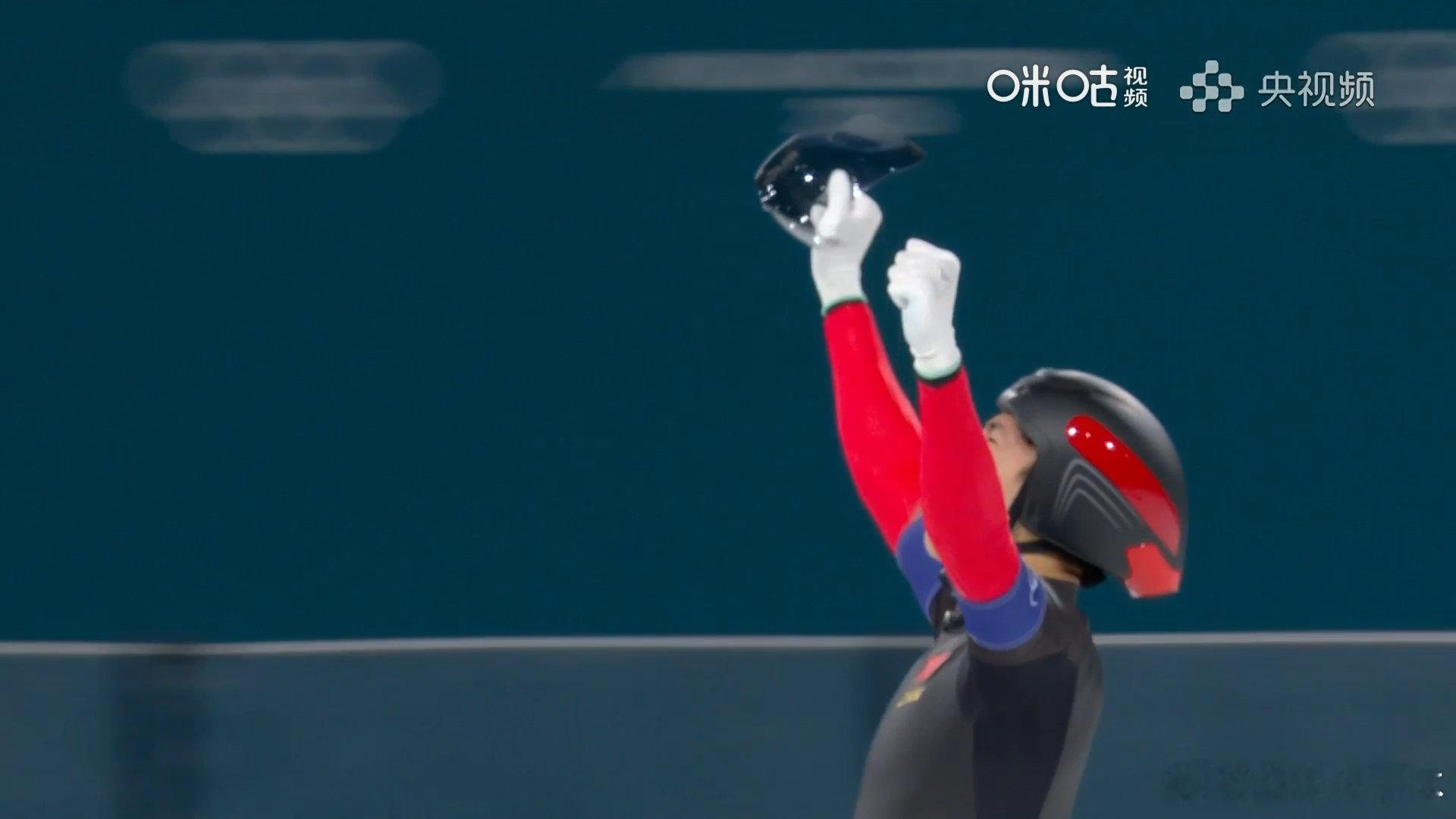 速滑追逐中国男团战胜荷兰米兰冬奥会速度滑冰男子团体追逐铜牌赛，刘瀚彬、宁忠岩、吴