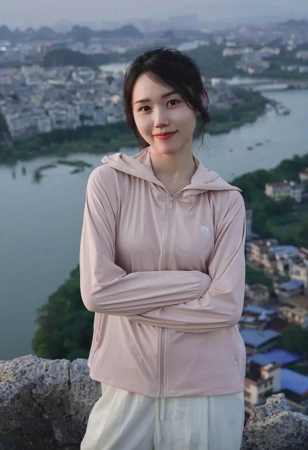 我遇见了那个特别的人，她的存在让我的世界充满了色彩。她，就是我深爱的女孩，一个热