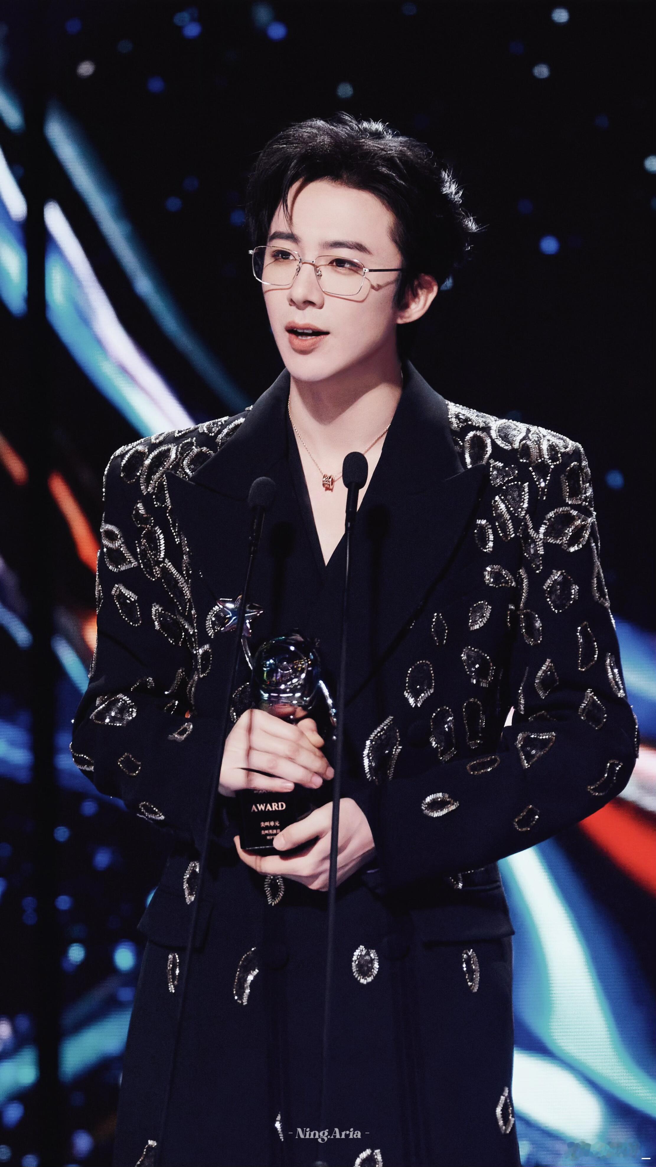 刘宇宁一场直播上十八般才艺刘宇宁直播花式秀才艺太惊喜！腊八节熬粥送新年祝福，劈叉