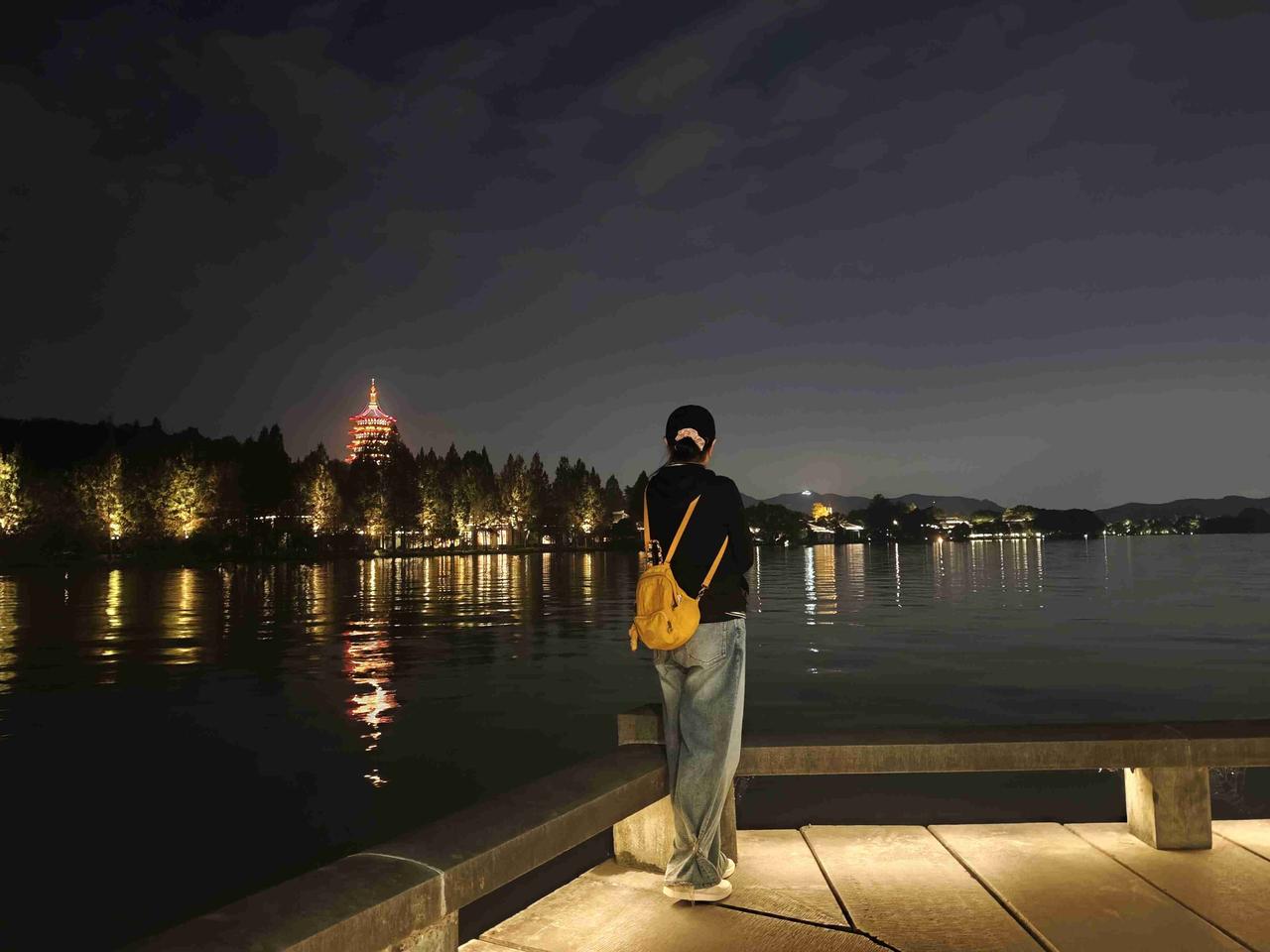 我的今日状态：😁轻松愉快
我这里的天气：🌈雨过天晴

昨天是万圣节，西湖并没