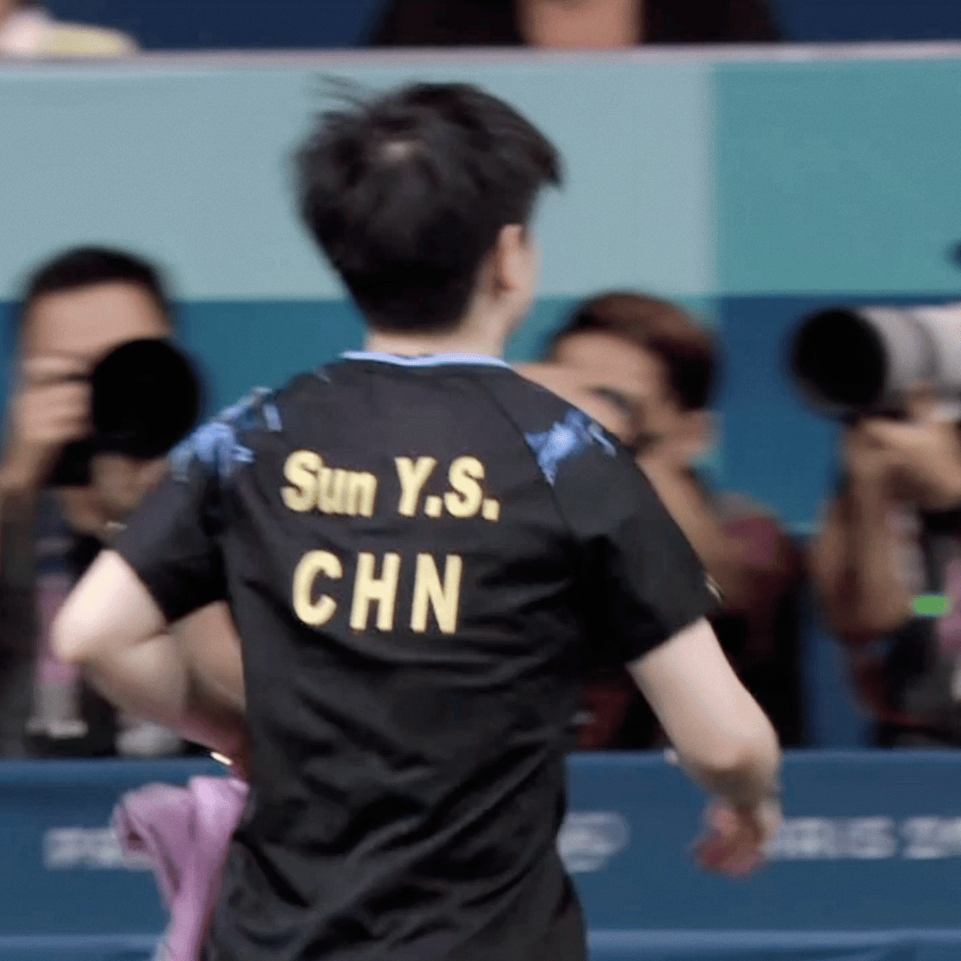 #胡兵举孙颖莎手幅#我们莎莎真的是稳稳拿捏各年龄段啊，谁能不喜欢我们又软又可爱还