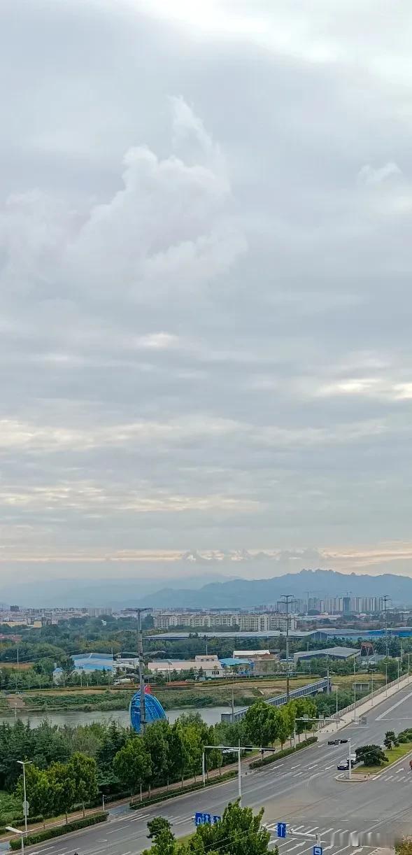 比前些年都多的阴雨天大概己过去，气温也渐渐变凉了。我们虽然没日日打招呼，但依旧仍