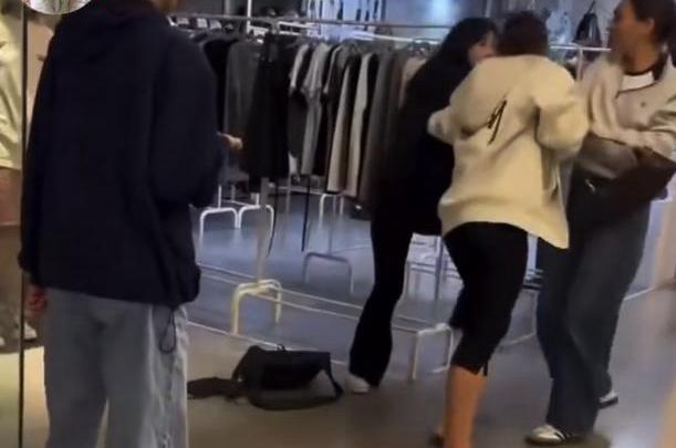 中国女英雄在国外暴揍法国辱华者
首尔弘大商场里那事看得人太解气又堵得慌。
穿黑衣