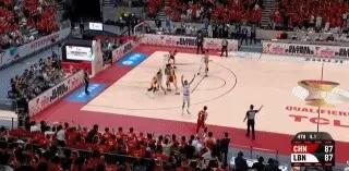 绝杀球看了无数遍，赵继伟与杨瀚森连线恰到好处。

小杨始终压制黎巴嫩中锋，最后一