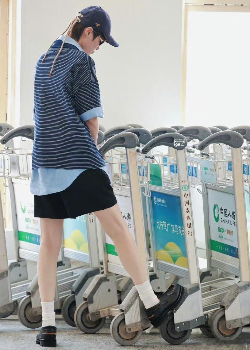 网友问韩火火李宇春明天什么颜色李宇春每套造型都好好看，不同的风格都能驾驭的住，完