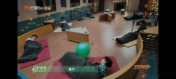 陈哲远卧似一张弓密室大逃脱密室游戏杀出黑马操作，陈哲远弯曲身躯形成 C 弧锁住皮