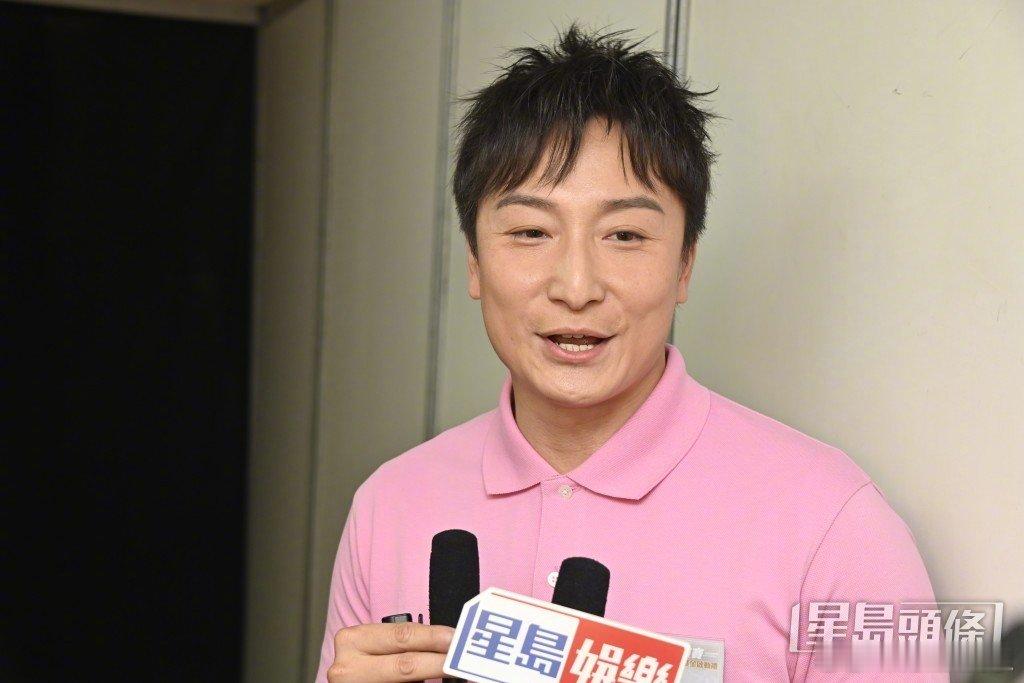 方力申回应向邓丽欣照片竖中指 近日方力申演出时突然对着台下比竖中指的手势，随后继