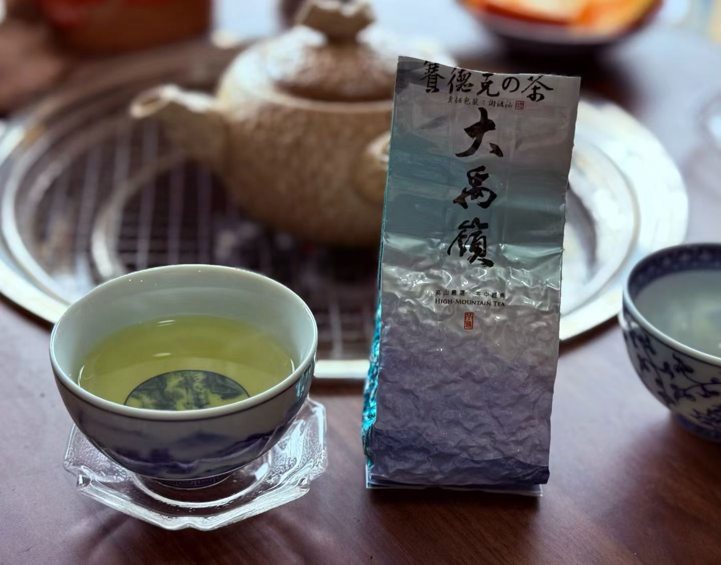 品茶赏器交友  喝茶，不仅仅是为了摄入那些有益成分，更是给自己一个放缓脚步的理由