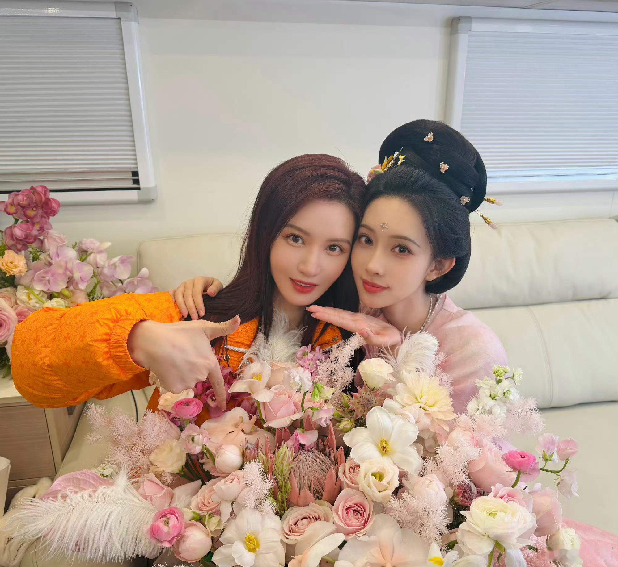 张萌为孟子义庆生张萌晒合照为孟子义庆生孟姐生日快乐！这神仙友谊我慕了~