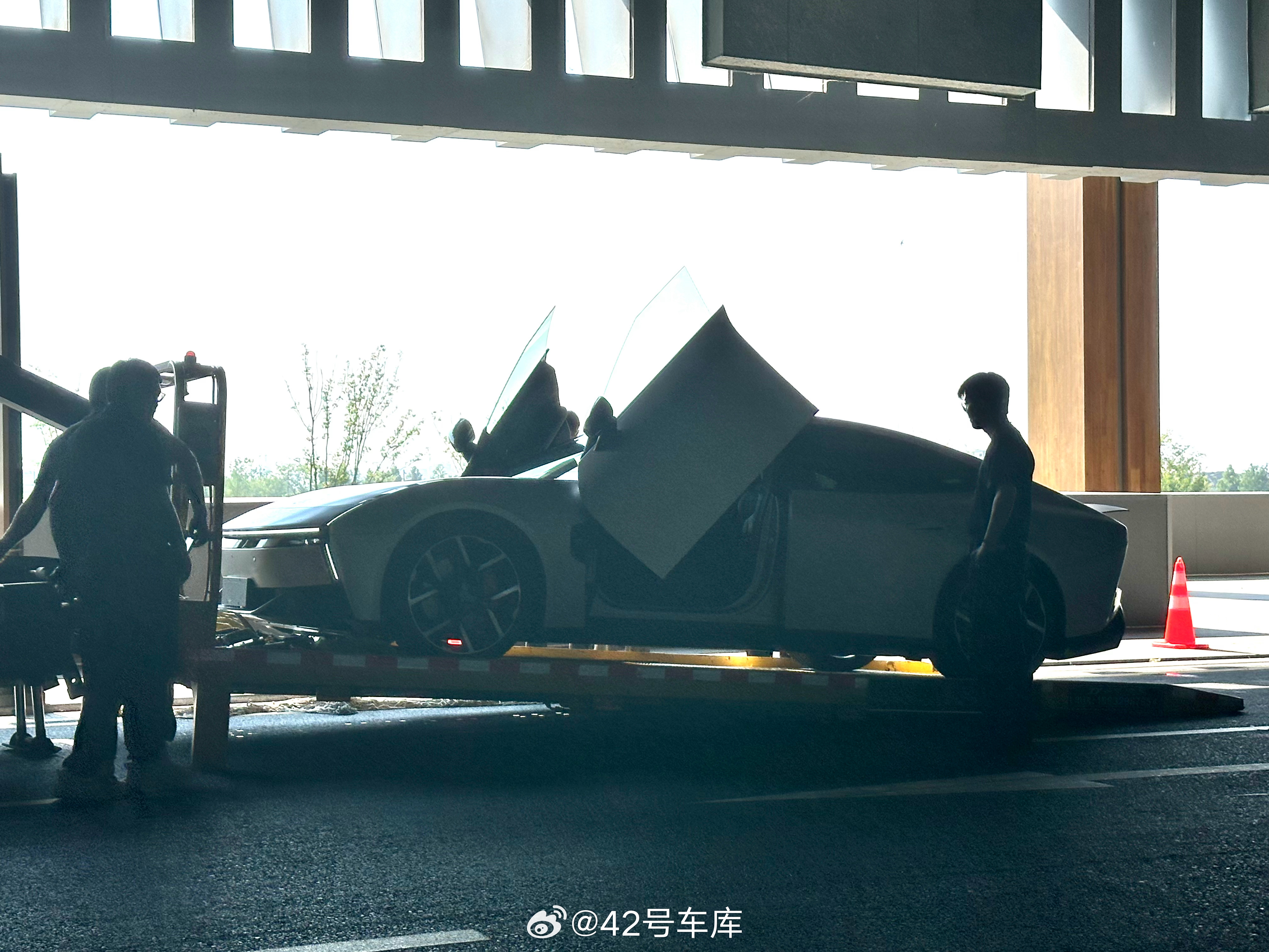 拍到全新小鹏 P7 鹏翼门的新车了真的有点帅啊！这次这车应该怎么定价啊？小鹏p7