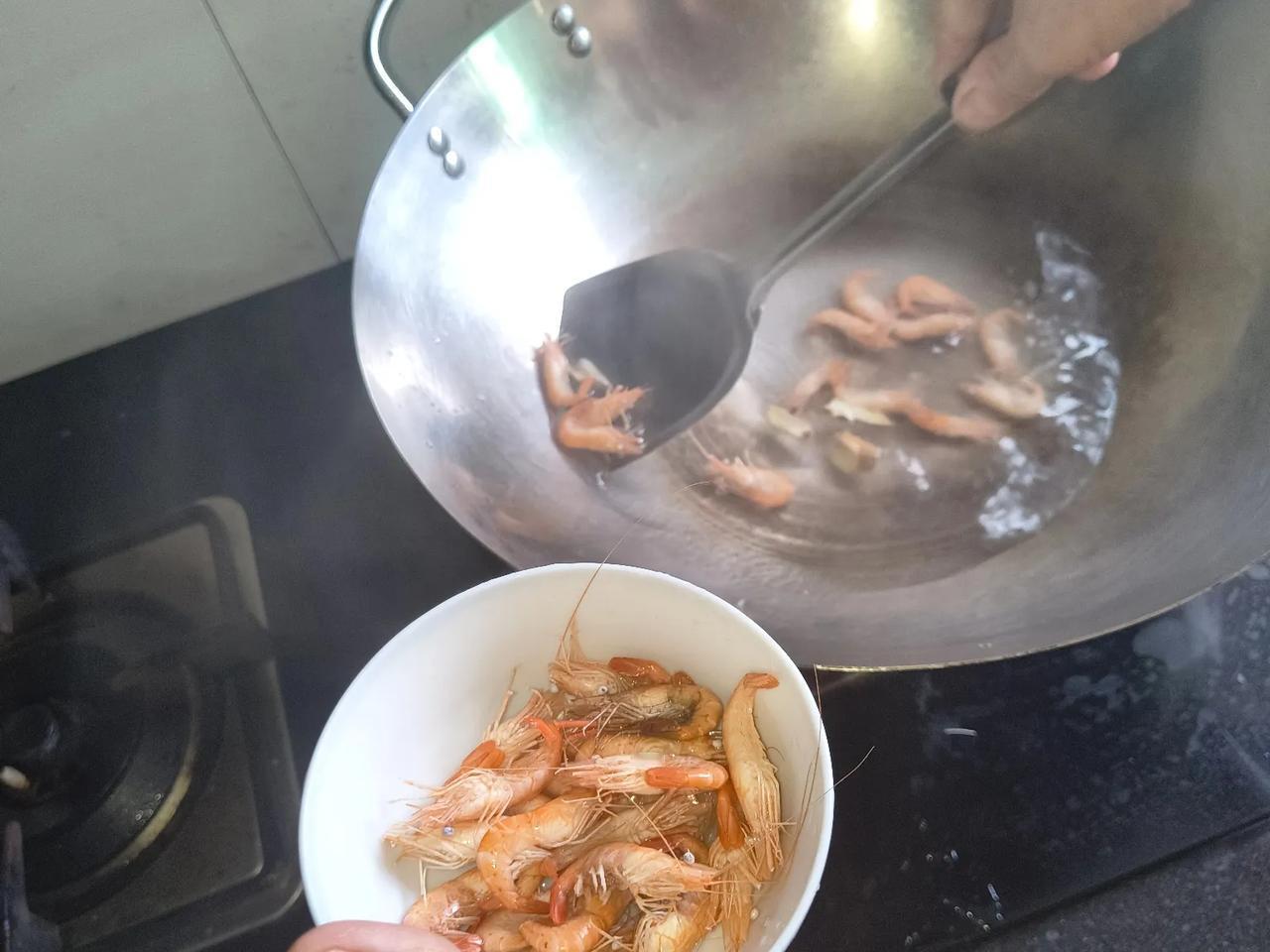 几个“扩热”在马站市场卖虾，说是建溪河里的河虾，每斤80块。
我买了10几块钱，