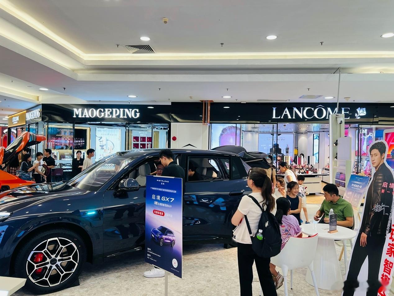 启境GX7展车刚到店，抓紧去摸了一把鸿蒙座舱6。滑动很跟手，切应用也快，不卡。首