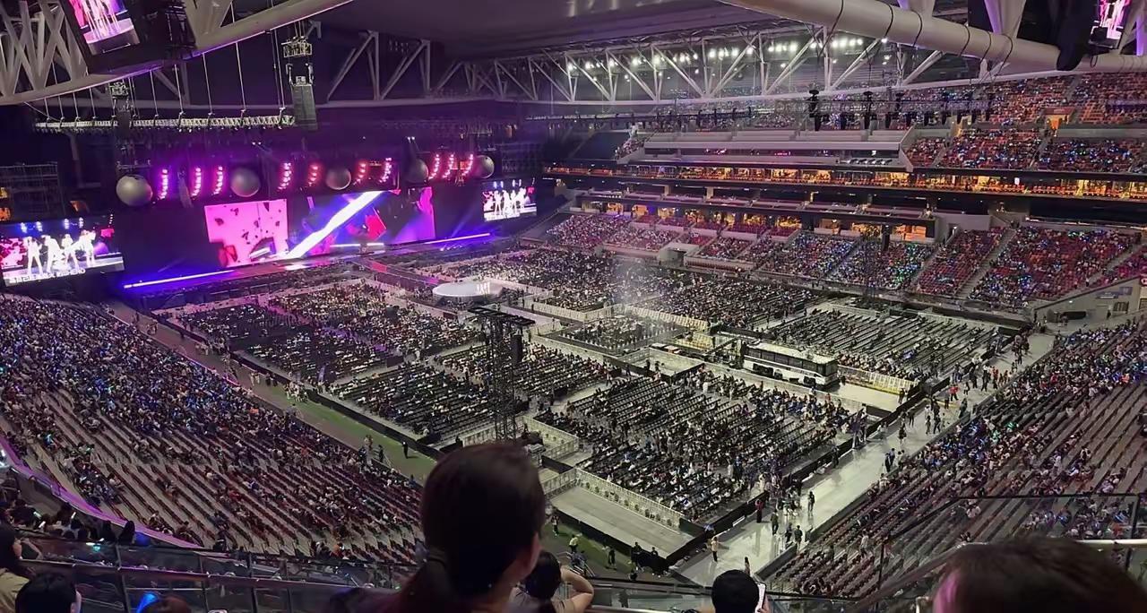 五月天启德演唱会上座率二分之一，7点开场，18:57上座率如图