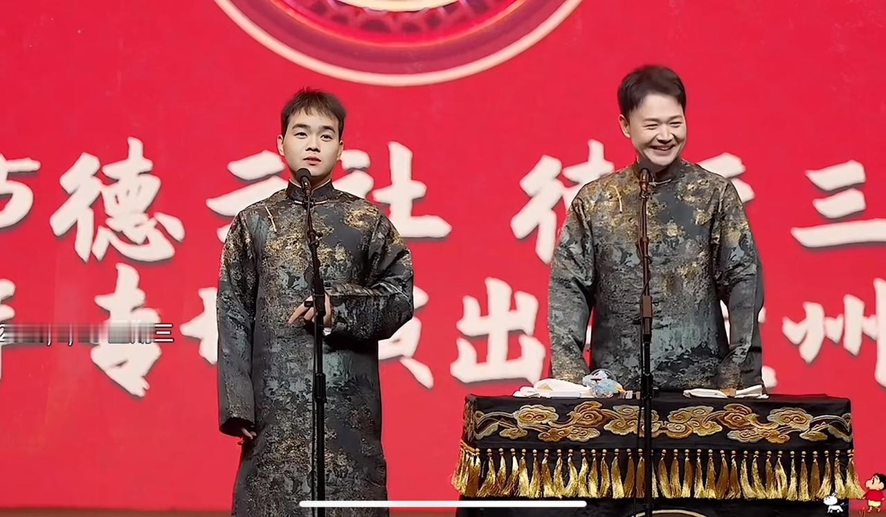 【相声演员尚筱菊身披刺绣大褂，成为德云社筱字科第一人，你怎么看？】
近日，德云社