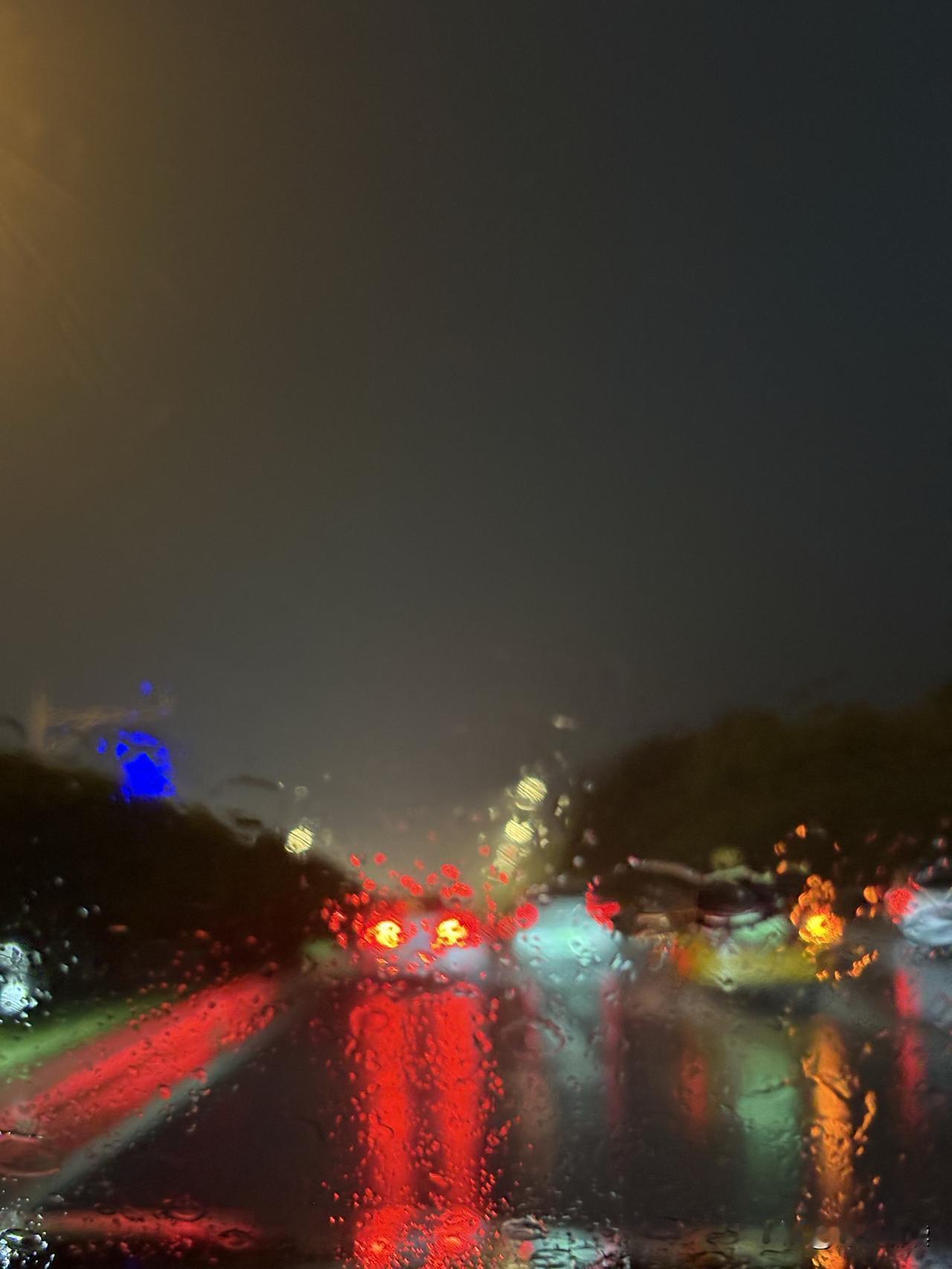 今天的雨断断续续下了一天，晚上还没有停的迹象，于是冒雨开车回家。
从儿子家到我家