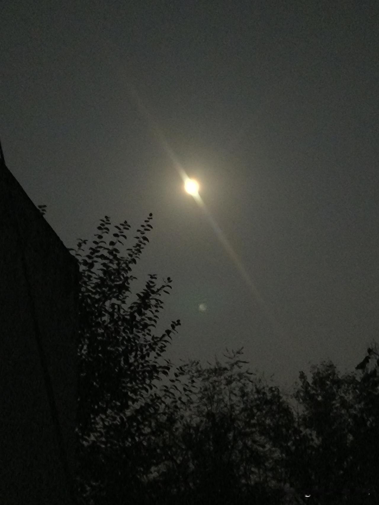 人类绝对不会消亡！
有些人宣扬“世界末日”论，无论说得如何有理有据、天花乱坠，都