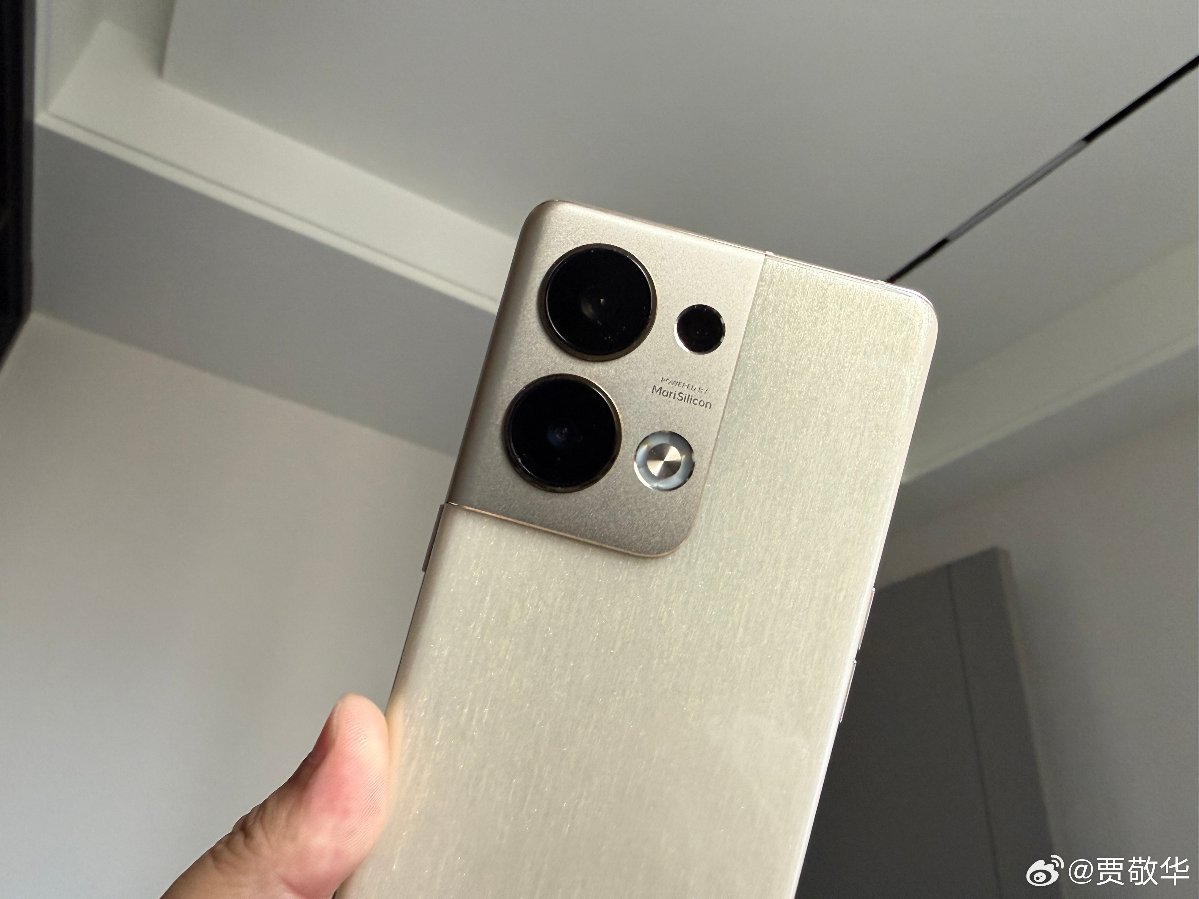 刚给这台经典手机补电，升级系统。这款手机搭载了自主研发的影像芯片，质感也不错，还