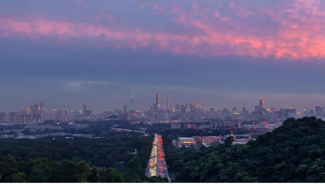 徒步仅15分钟！火炉山这视角太绝了吧
火炉山徒步15分钟直达机位！蹲到华南快速路
