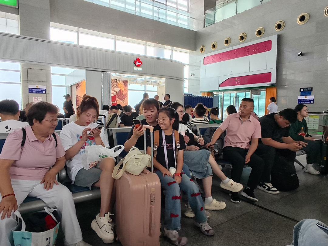 图1是理想眼镜拍的，图2是17PM好吧，我想说的是，等高铁，煎熬，已经好几年没坐
