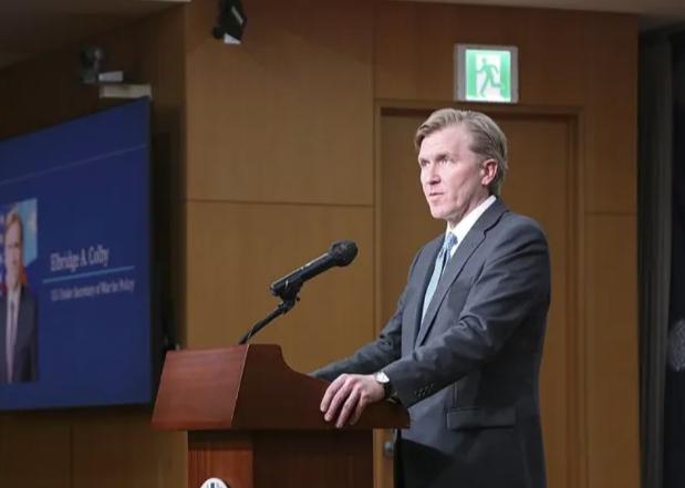 美国防部副部长执意要到中国最高军事学府演讲，求了数月连邀请函都没拿到。

最近美