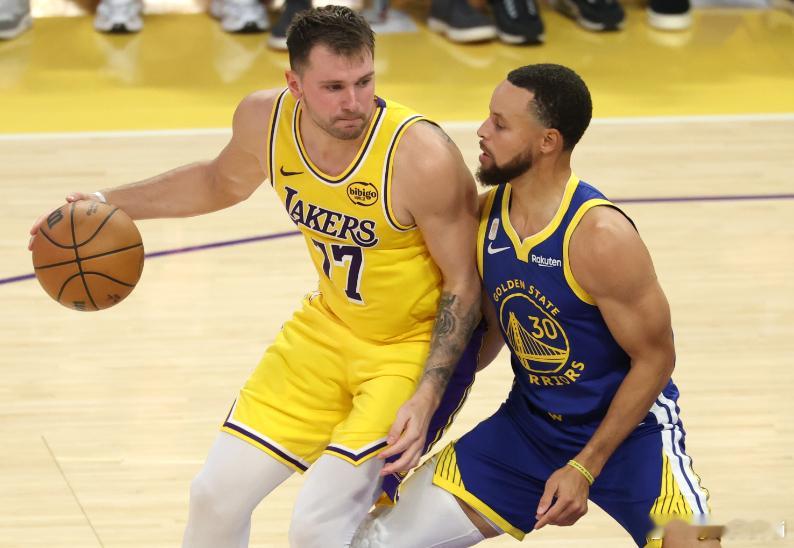 NBA常规赛揭幕战，湖人109-119不敌勇士。勇士经过上赛季后半段的磨合，明显