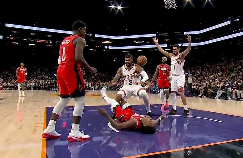 这下真是挺危险的！阿门堵抢眼，理查兹肘子砸到了阿门，阿门倒地后后脑勺磕在地上。 