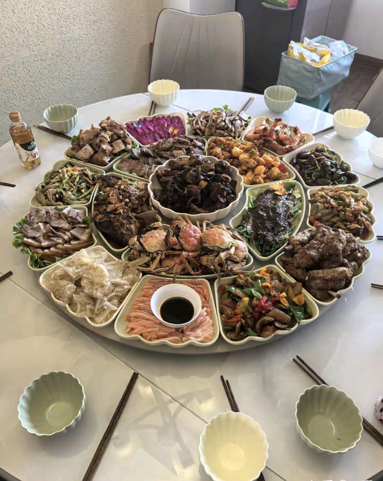 这桌菜整体呈现出非常典型的南方菜，尤其是江南及沿海地区的饮食风格特征