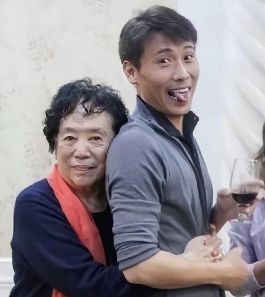 演员李乃文说：“我管我妈叫师姐，但不敢管我爸叫姐夫，我怕打。” 
 
这句话听着