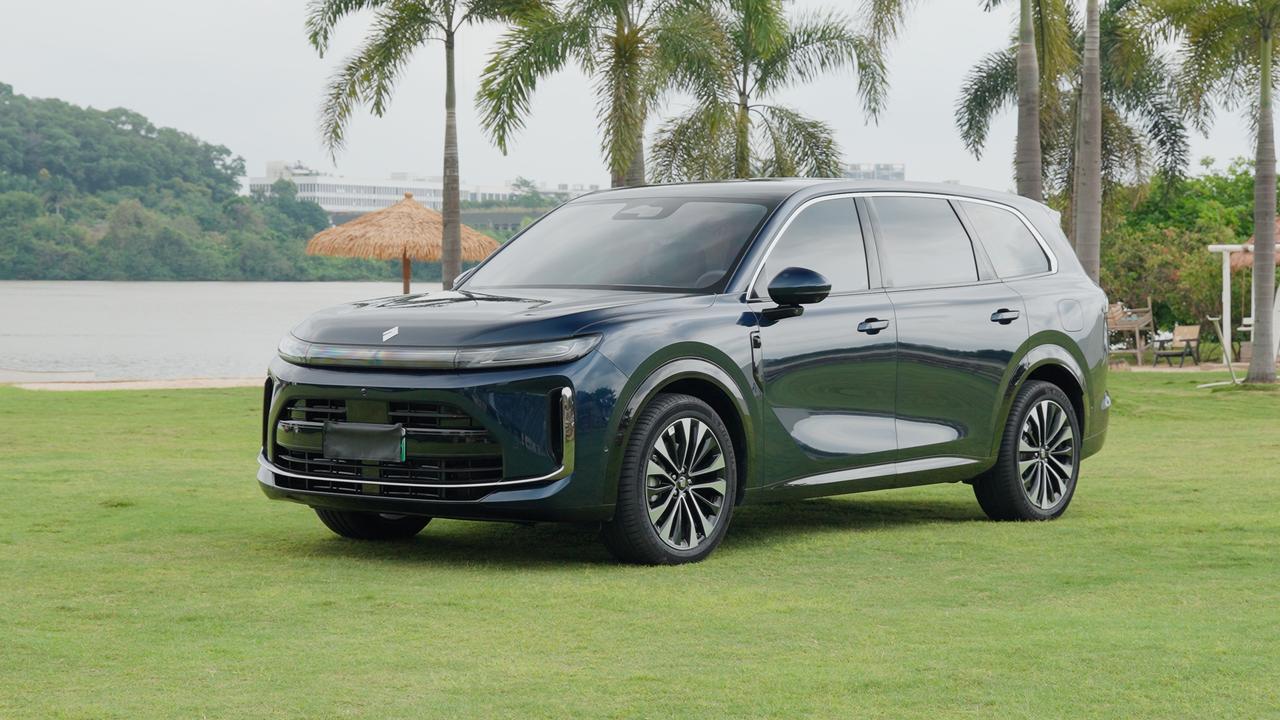 最近我们在三个城市深度体验了华境S辅助驾驶，舱内激光雷达方案调得确实不错，三个点