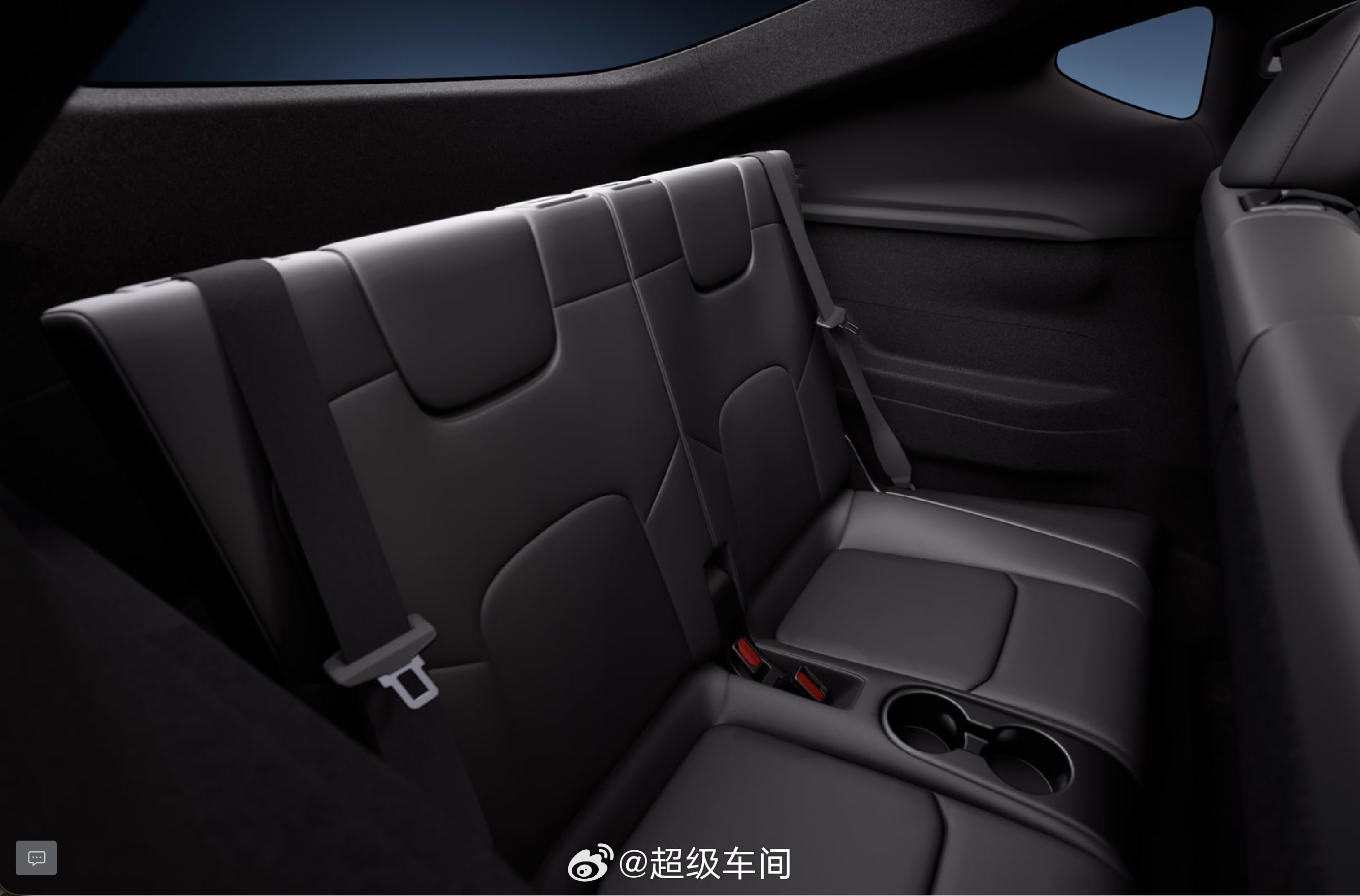 特斯拉 在美国市场为Model Y推出了七座选配，并对全系车型进行了多项更新。•