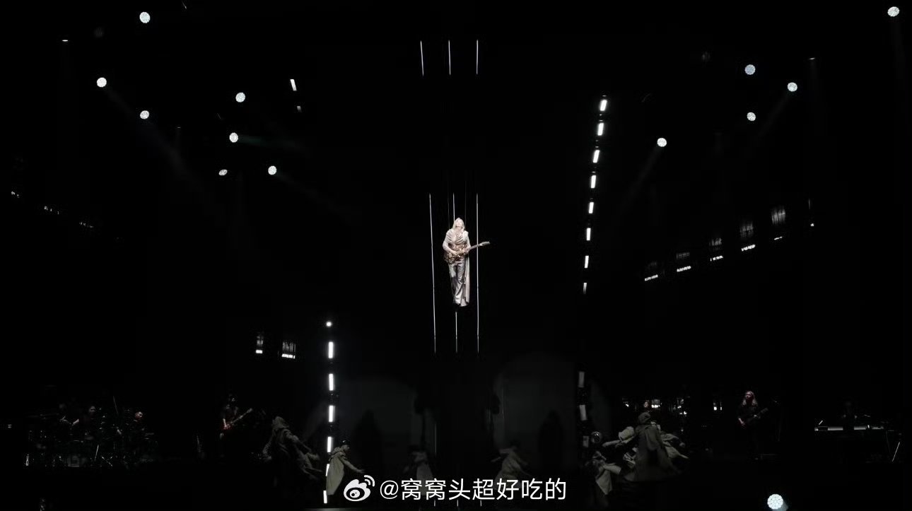 于文文空中吉他solo于文文演唱会高空威亚+超长吉他独奏，难度与氛围感双在线，全