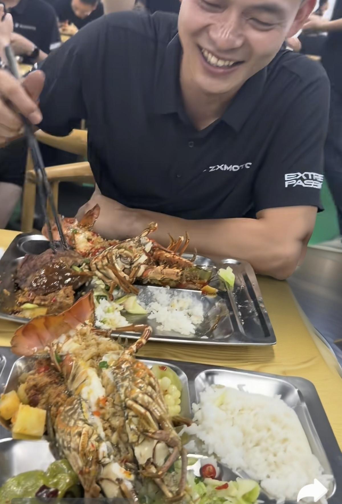 张雪食堂给员工弄的大龙虾！
这视频看得我直接心里把我们食堂骂了三千次，我们食堂别