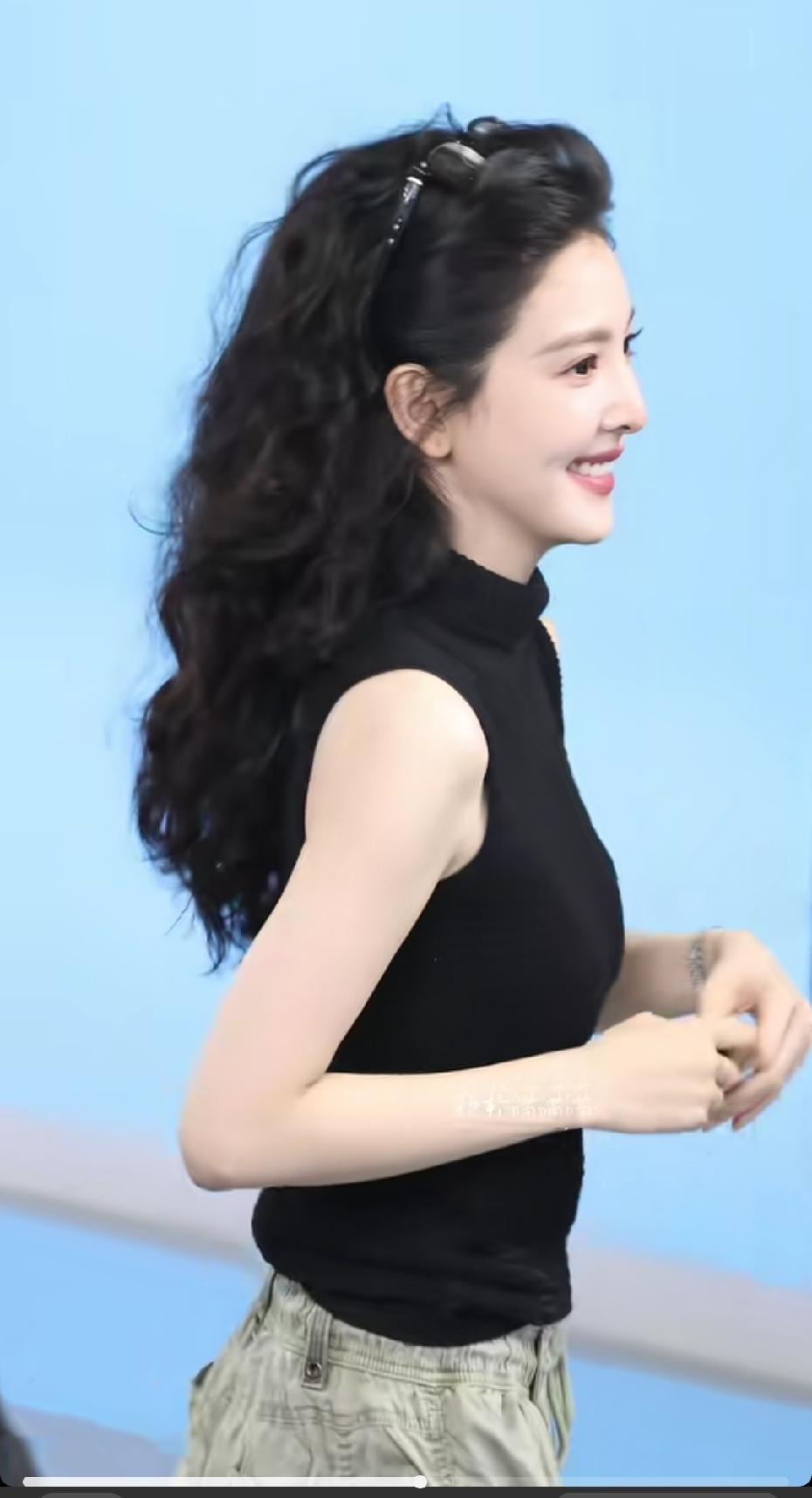 好美一女的，真是白月光本光！又白又漂亮又高又瘦 又温柔 笑起来又好看  简简单单